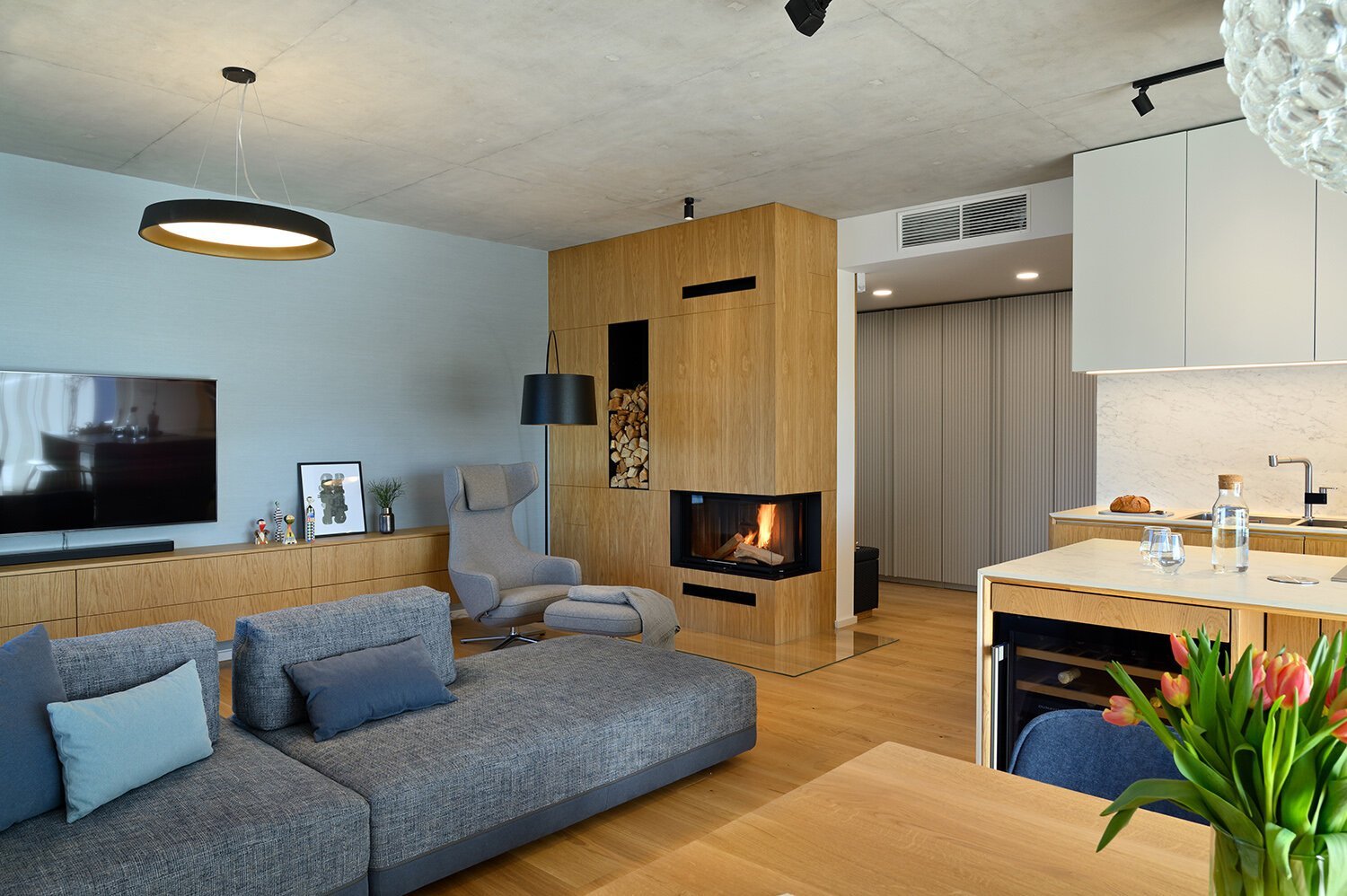 Surový beton na jedné straně a teplé dřevo na druhé