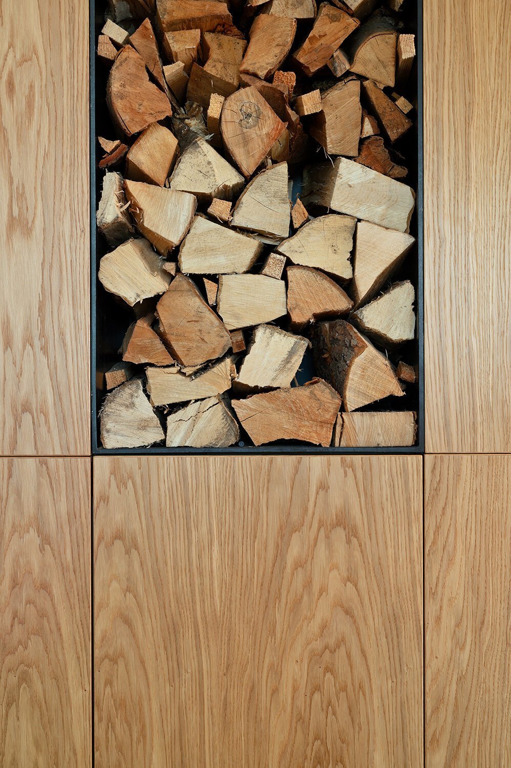 Surový beton na jedné straně a teplé dřevo na druhé