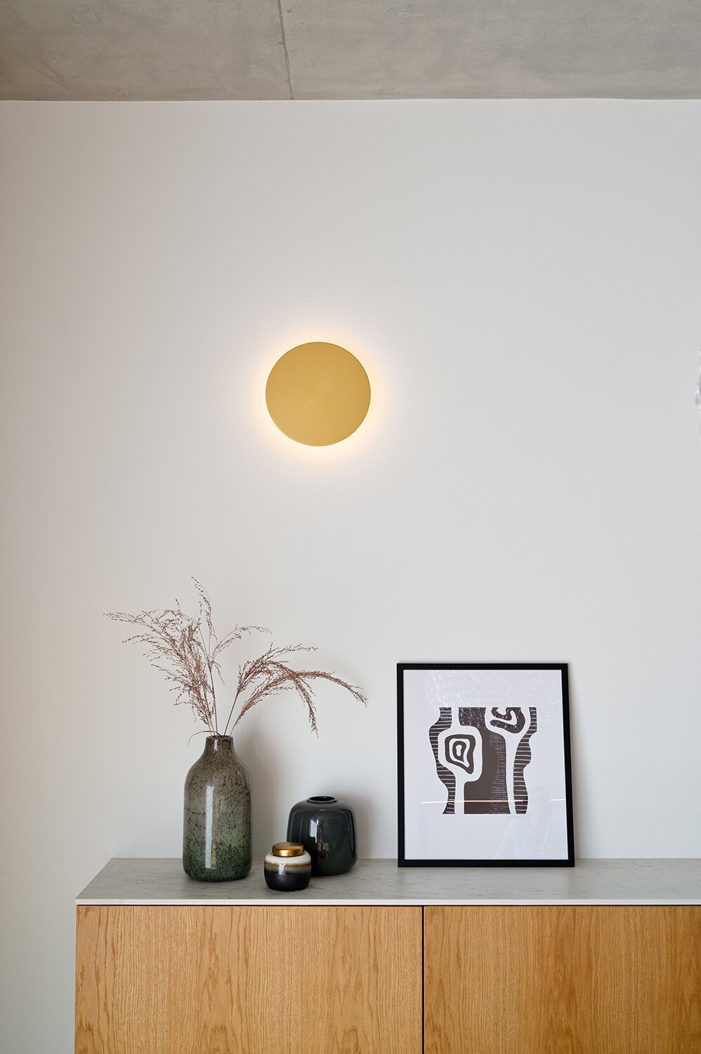 Surový beton na jedné straně a teplé dřevo na druhé