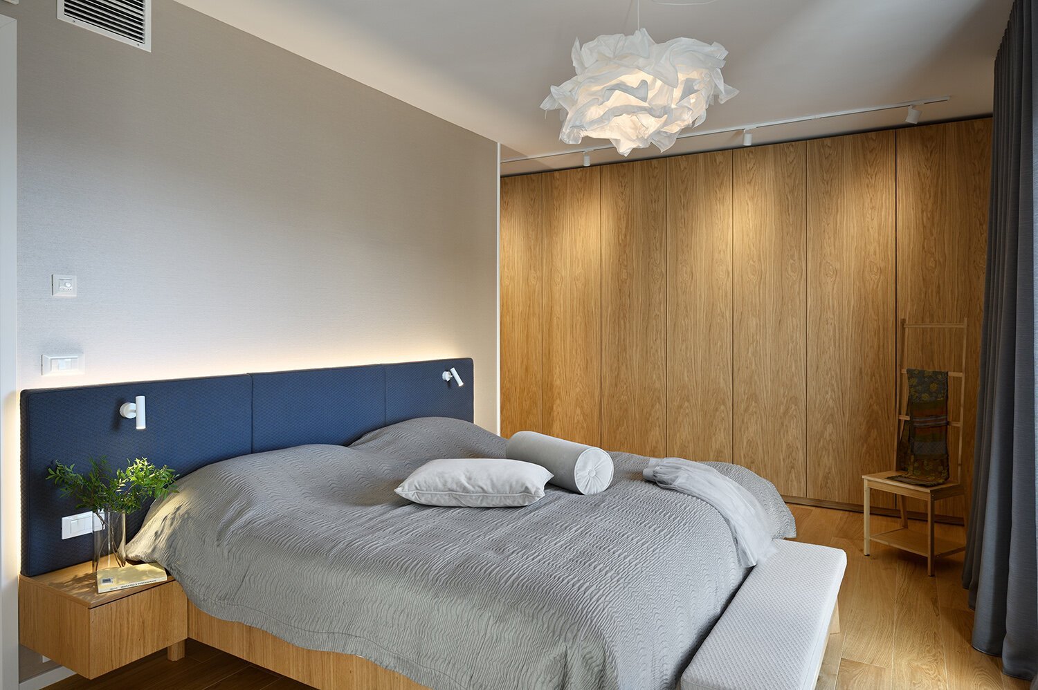 Surový beton na jedné straně a teplé dřevo na druhé