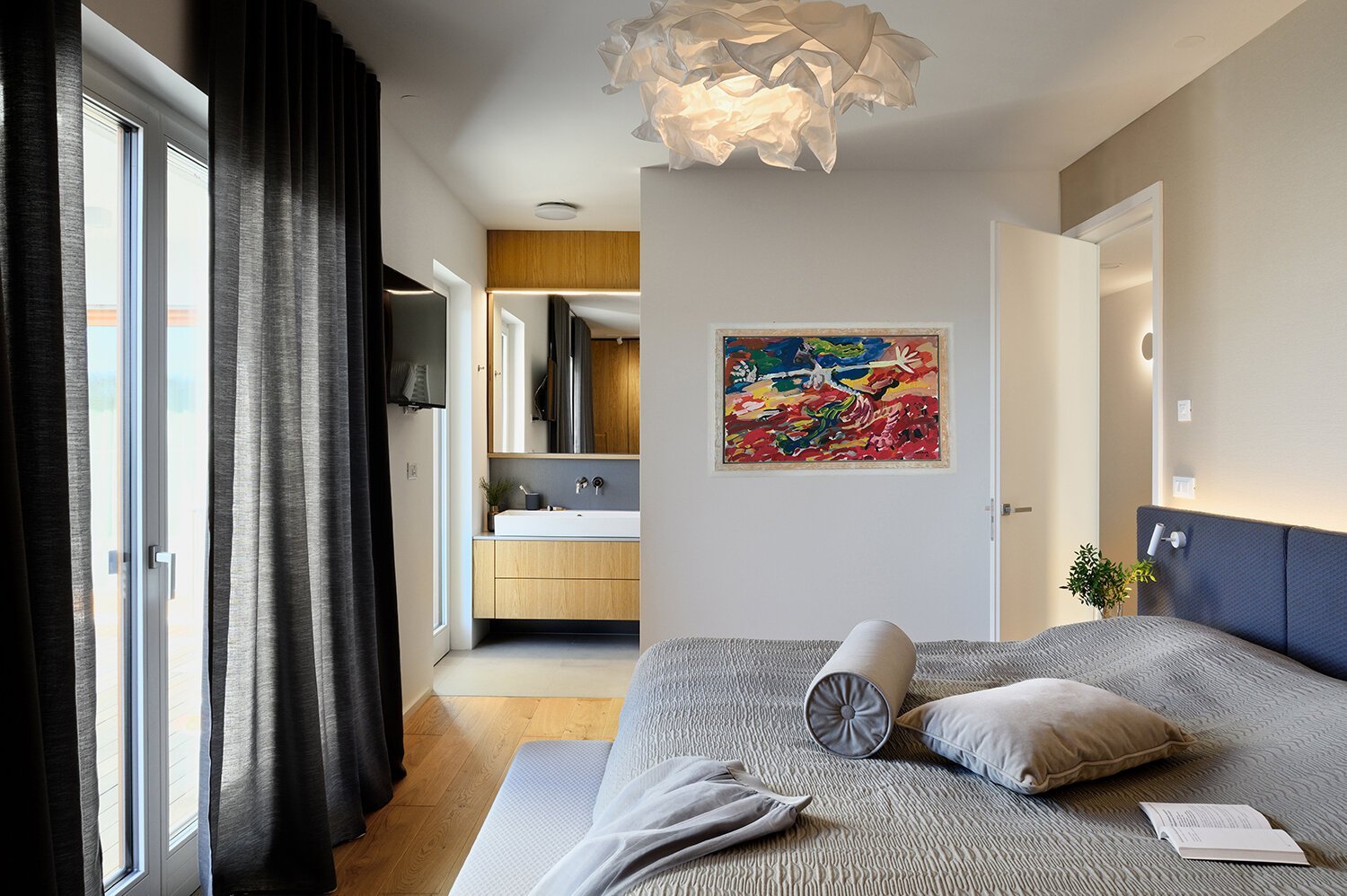 Surový beton na jedné straně a teplé dřevo na druhé