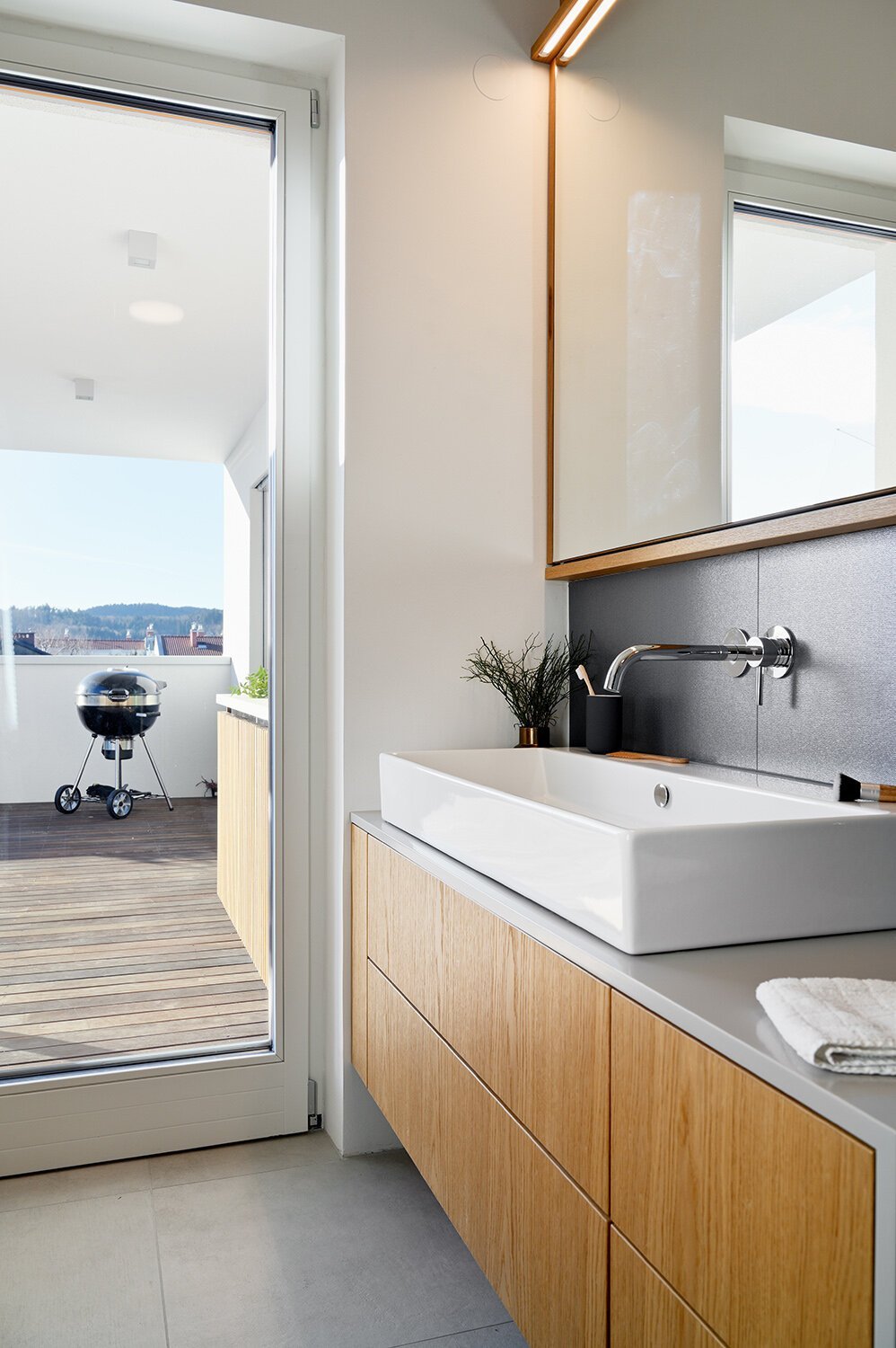 Surový beton na jedné straně a teplé dřevo na druhé