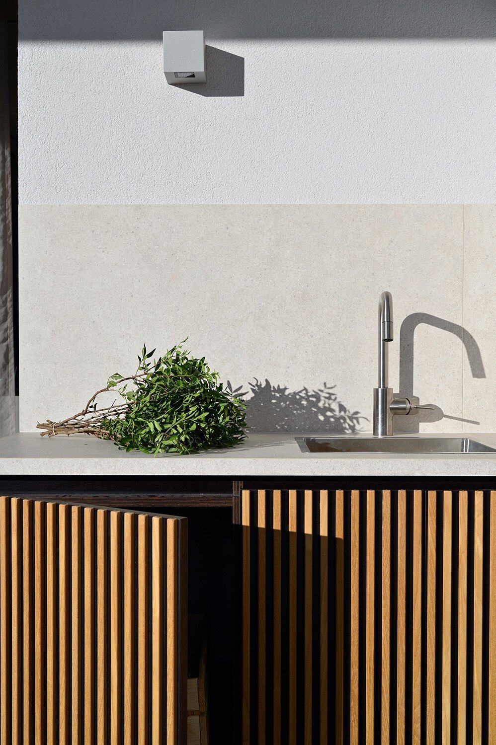 Surový beton na jedné straně a teplé dřevo na druhé