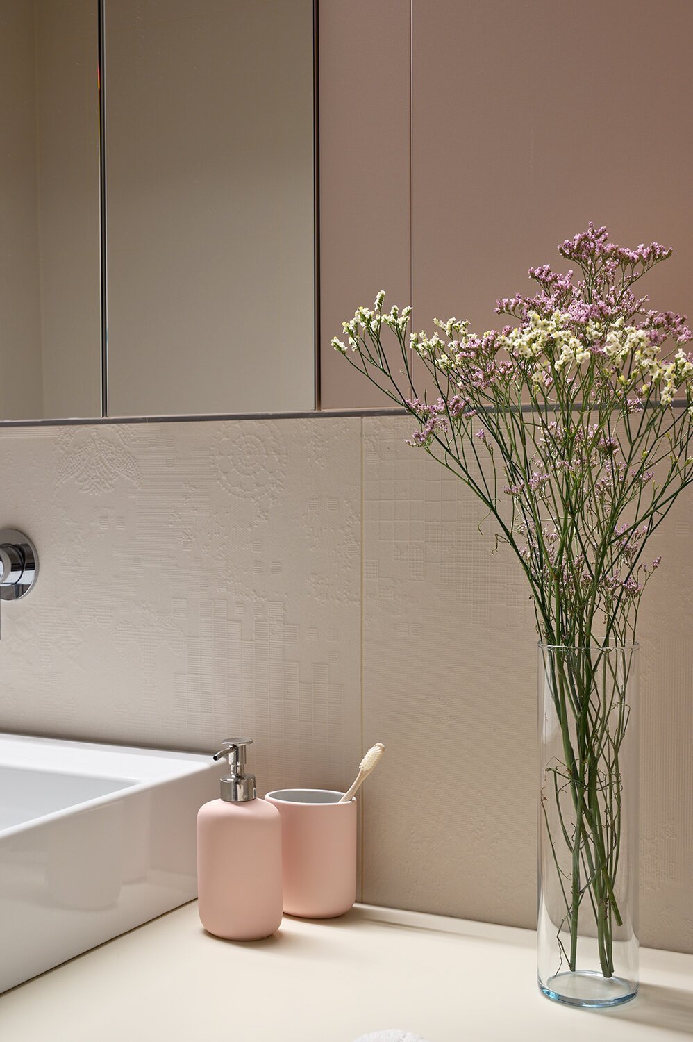 Surový beton na jedné straně a teplé dřevo na druhé