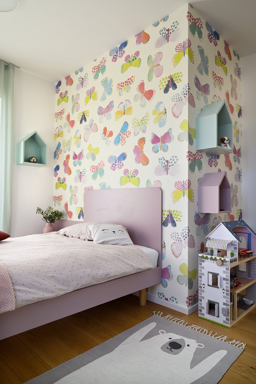 Surový beton na jedné straně a teplé dřevo na druhé