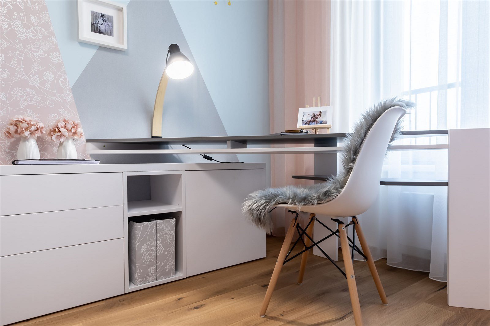 Tmavší barvy v interiéru? Inspirací je byt v Rezidenci Waltrovka