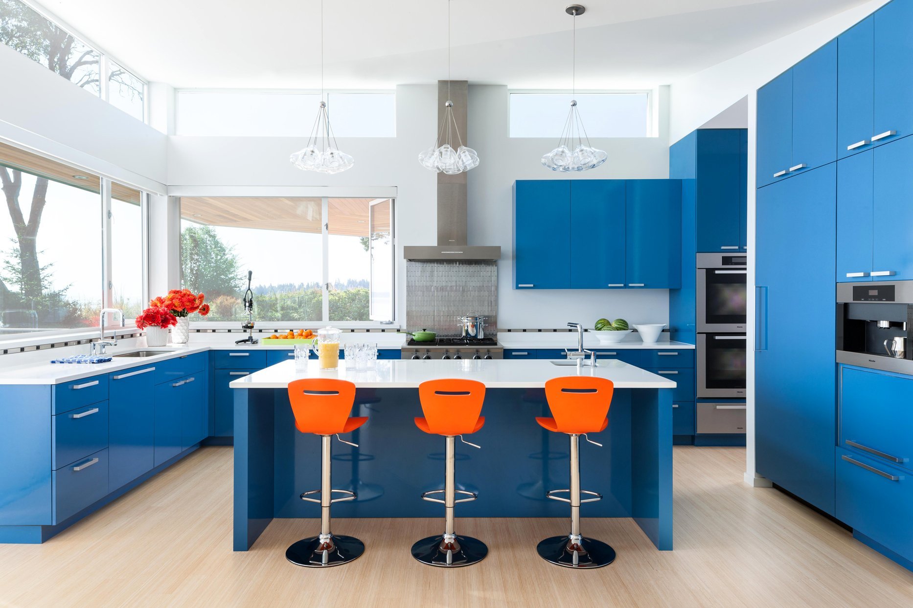 Trendy v kuchyních – svěží barvy a obří ostrůvek