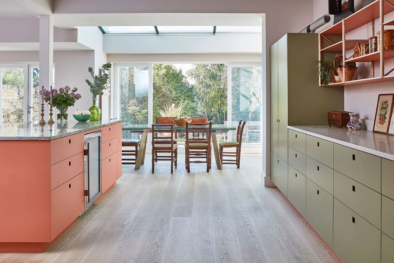 Trendy v kuchyních – svěží barvy a obří ostrůvek