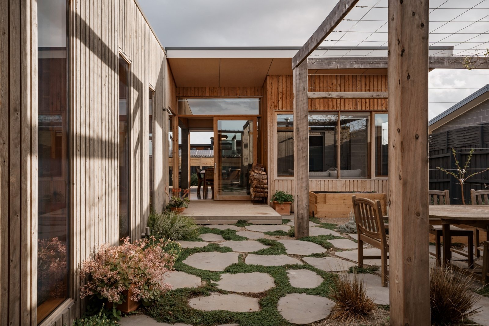 Udržitelný dům z betonu a cypřišového dřeva