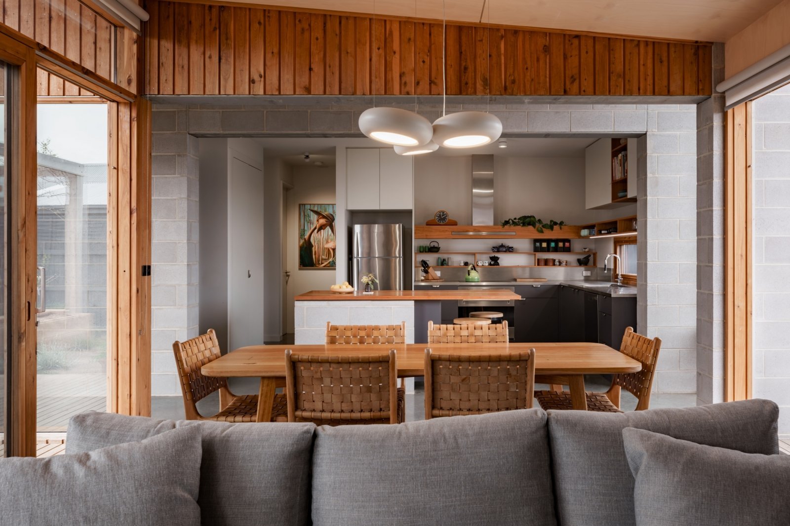 Udržitelný dům z betonu a cypřišového dřeva