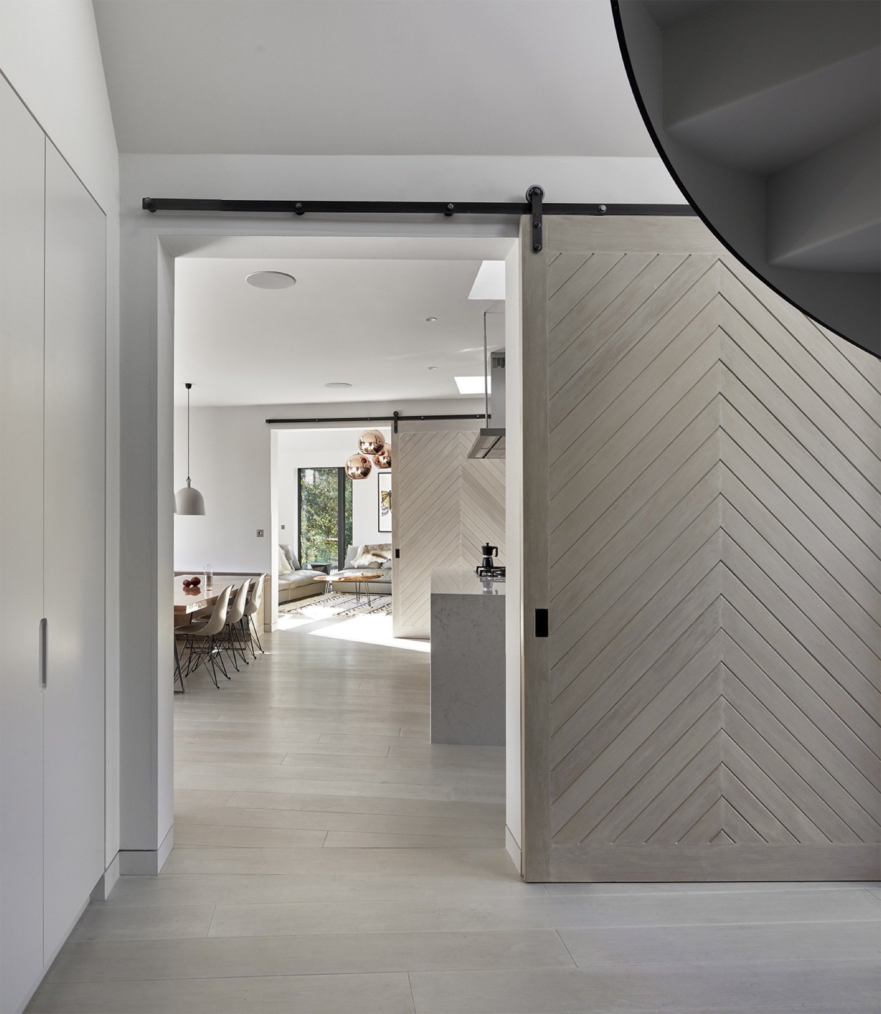 Uprostřed močálů postavili dům plující po vodě