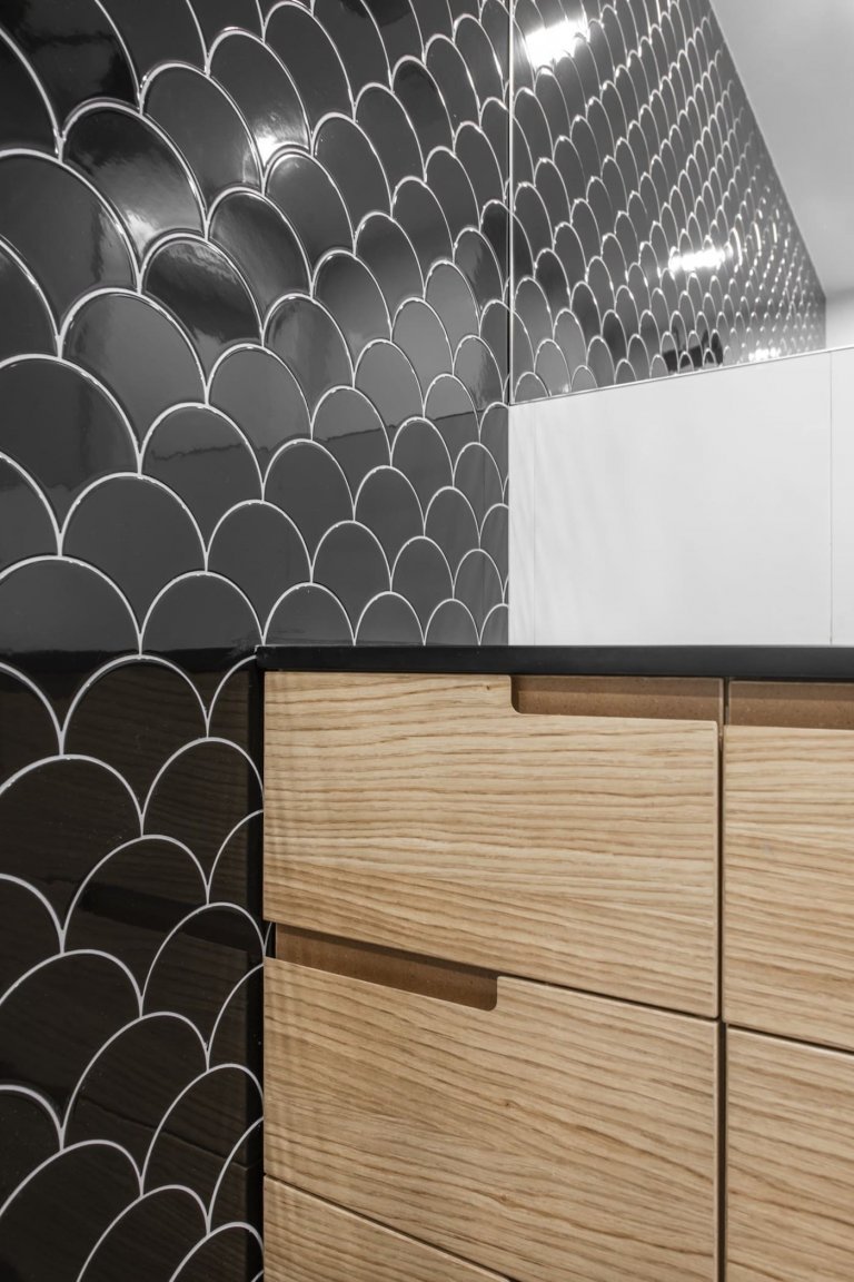 Útulný interiér se schodištěm z pletiva