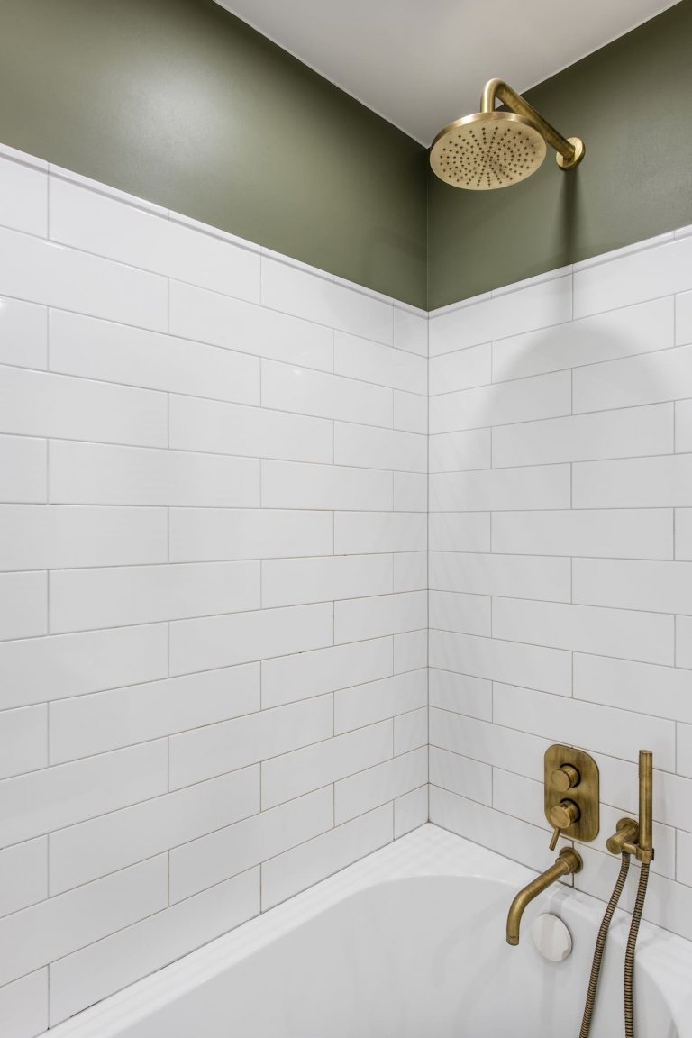 Útulný interiér se schodištěm z pletiva