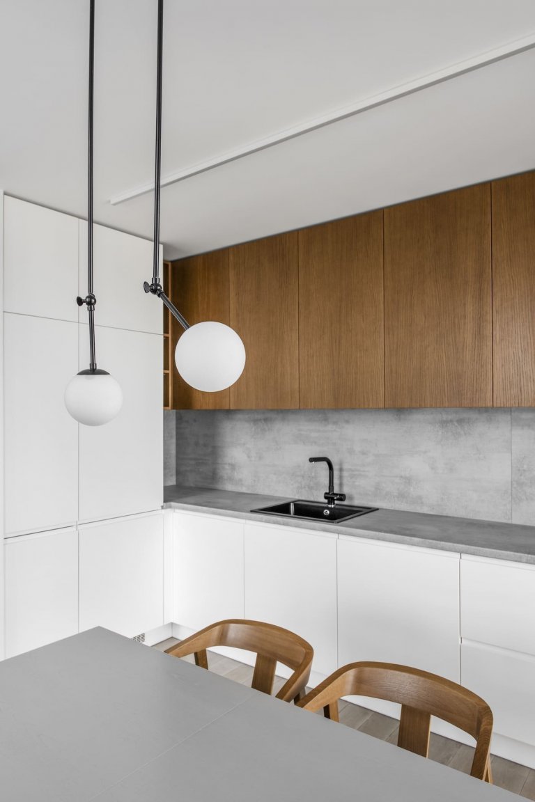 Útulný interiér se schodištěm z pletiva