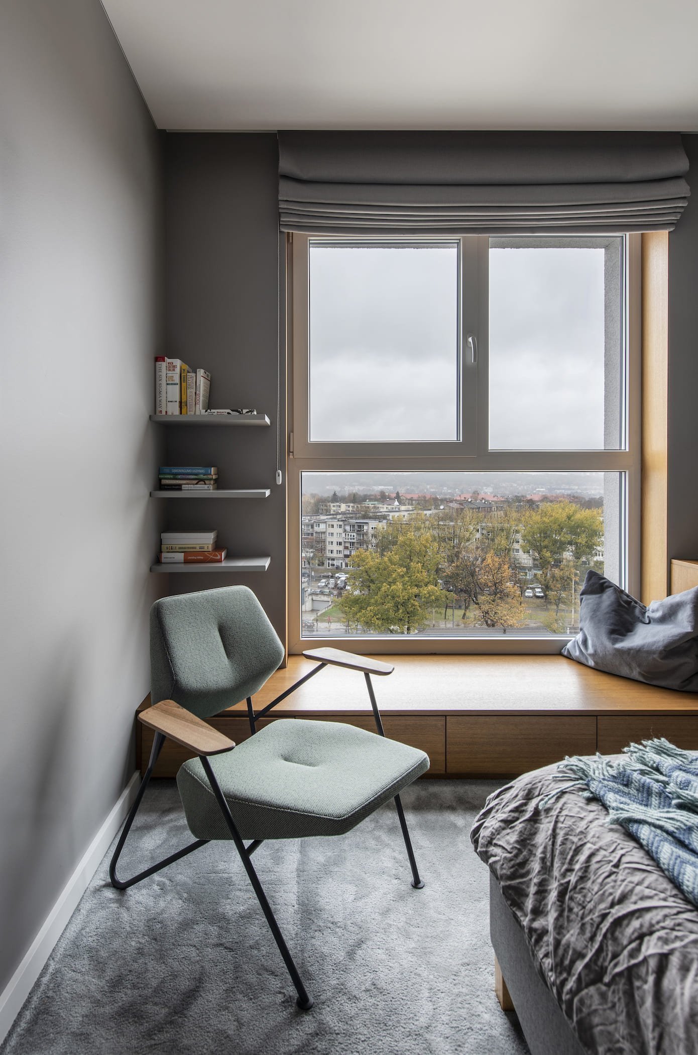 Útulný interiér se schodištěm z pletiva