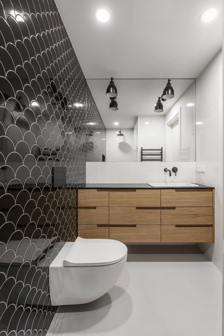 Útulný interiér se schodištěm z pletiva