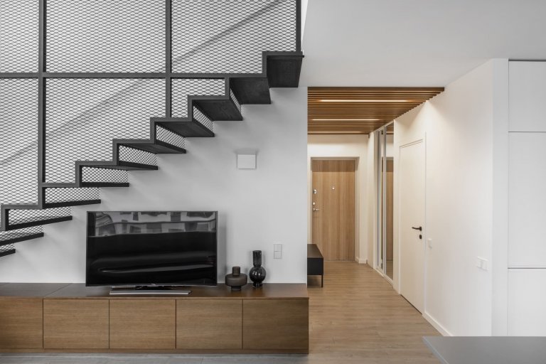 Pod schody se vešla televizní obrazovka