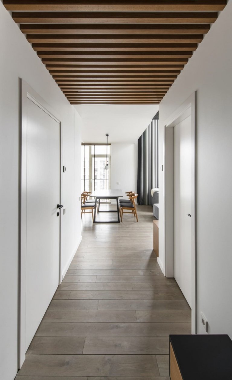 Útulný interiér se schodištěm z pletiva