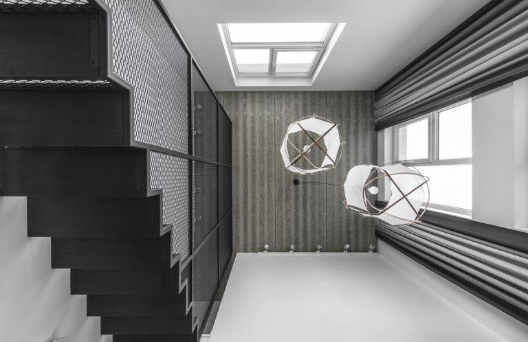 Útulný interiér se schodištěm z pletiva