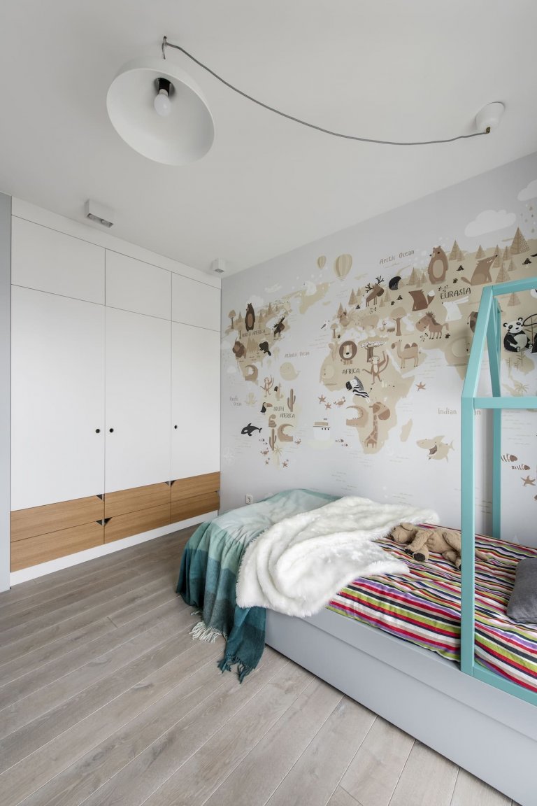 Útulný interiér se schodištěm z pletiva