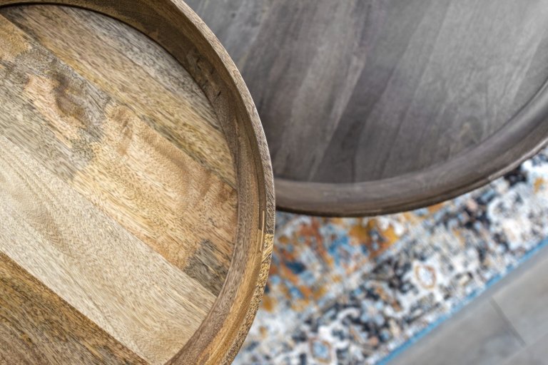 Útulný interiér se schodištěm z pletiva