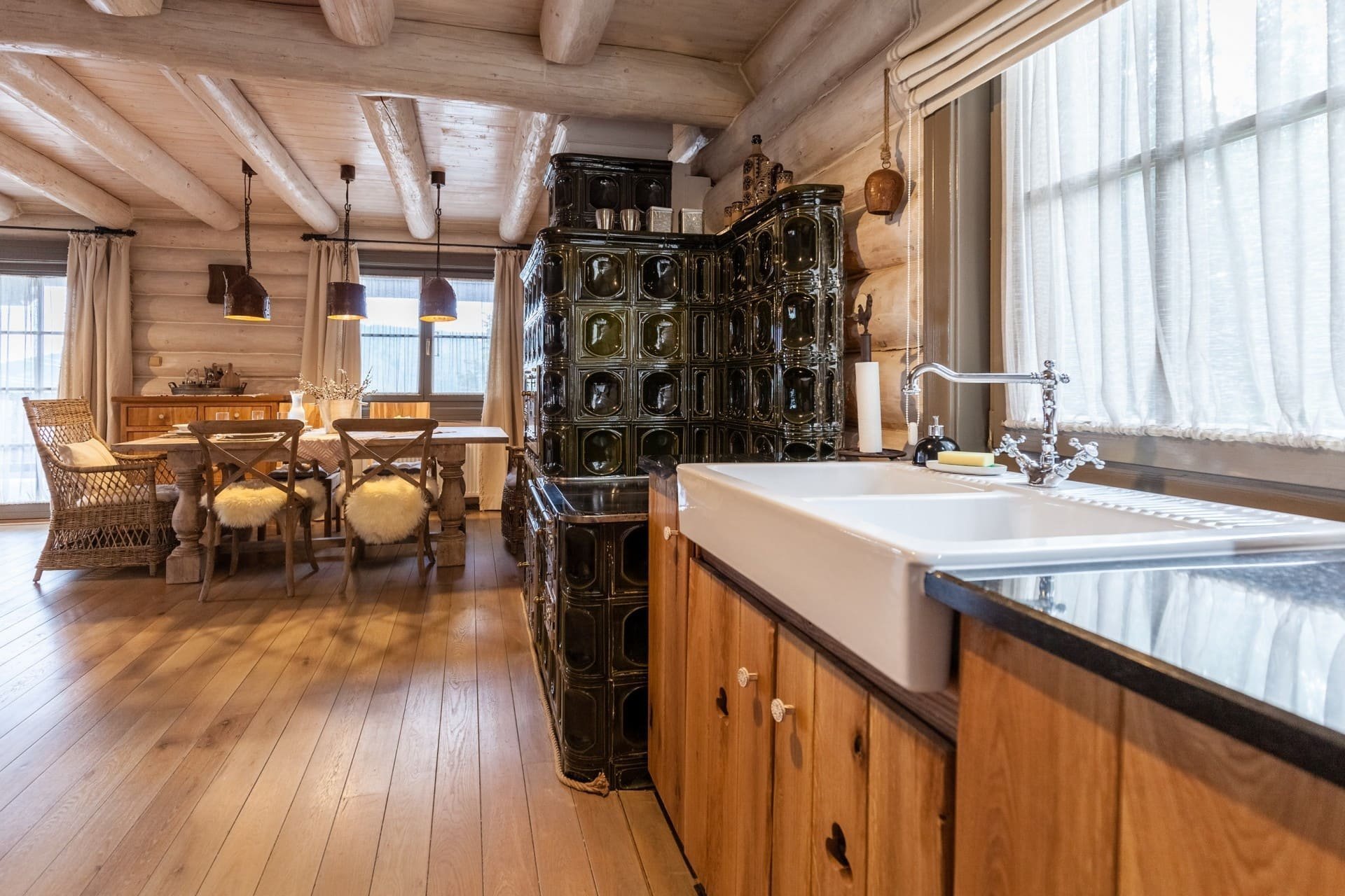 Útulný interiér srubu na Slovensku