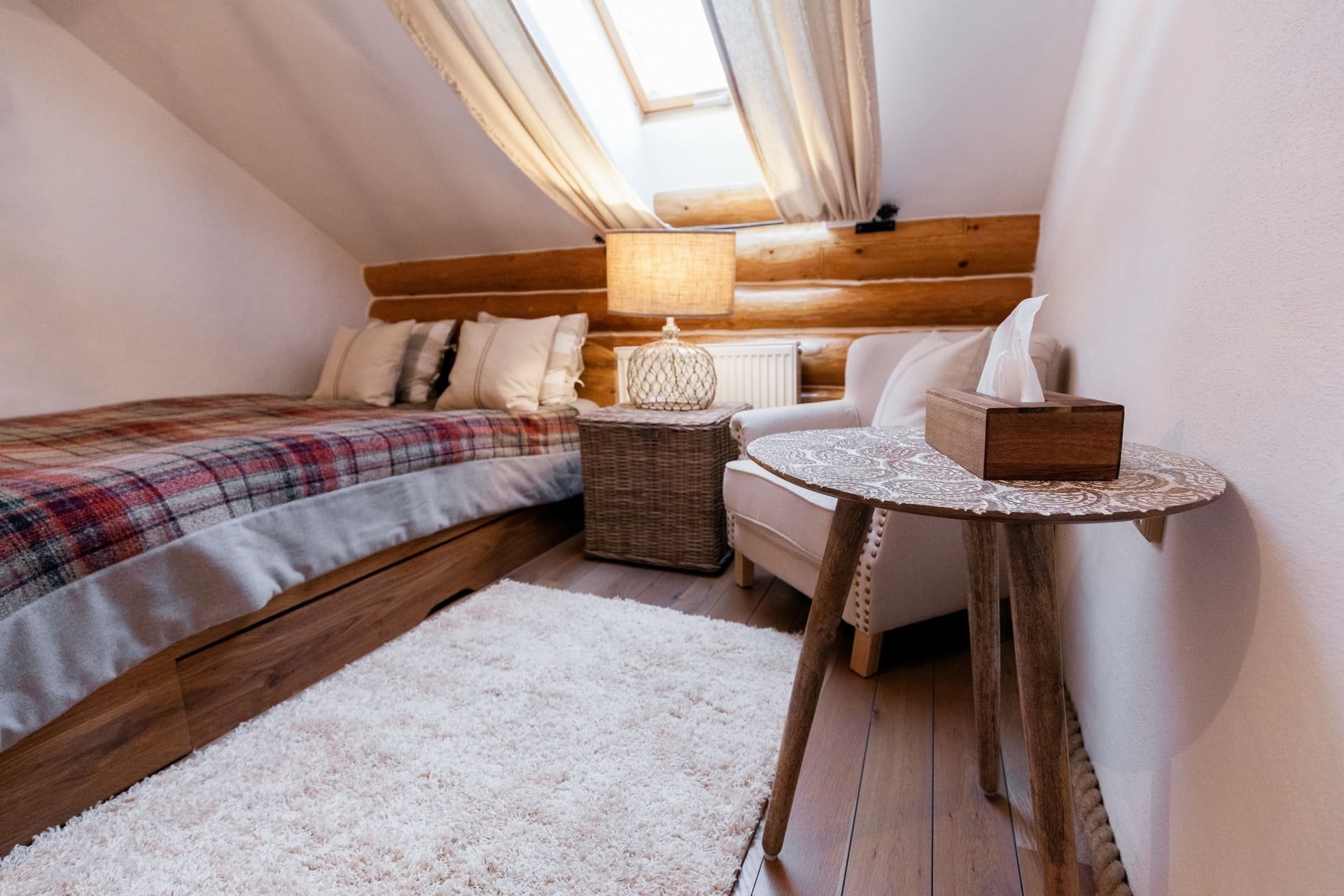 Útulný interiér srubu na Slovensku