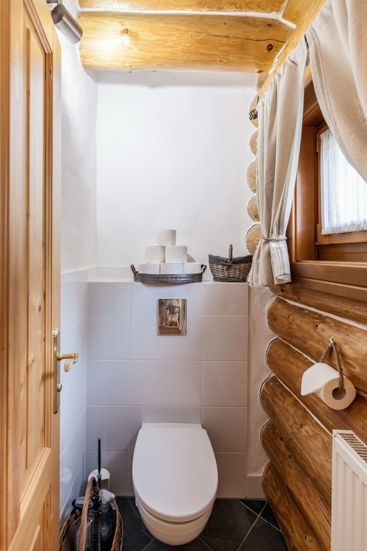 Útulný interiér srubu na Slovensku