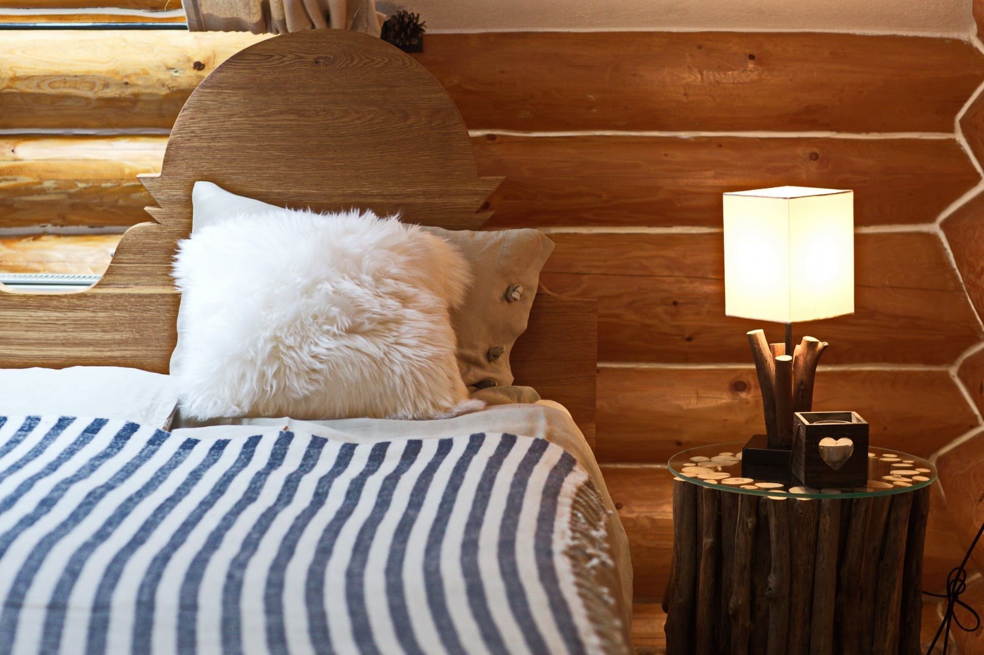 Útulný interiér srubu na Slovensku