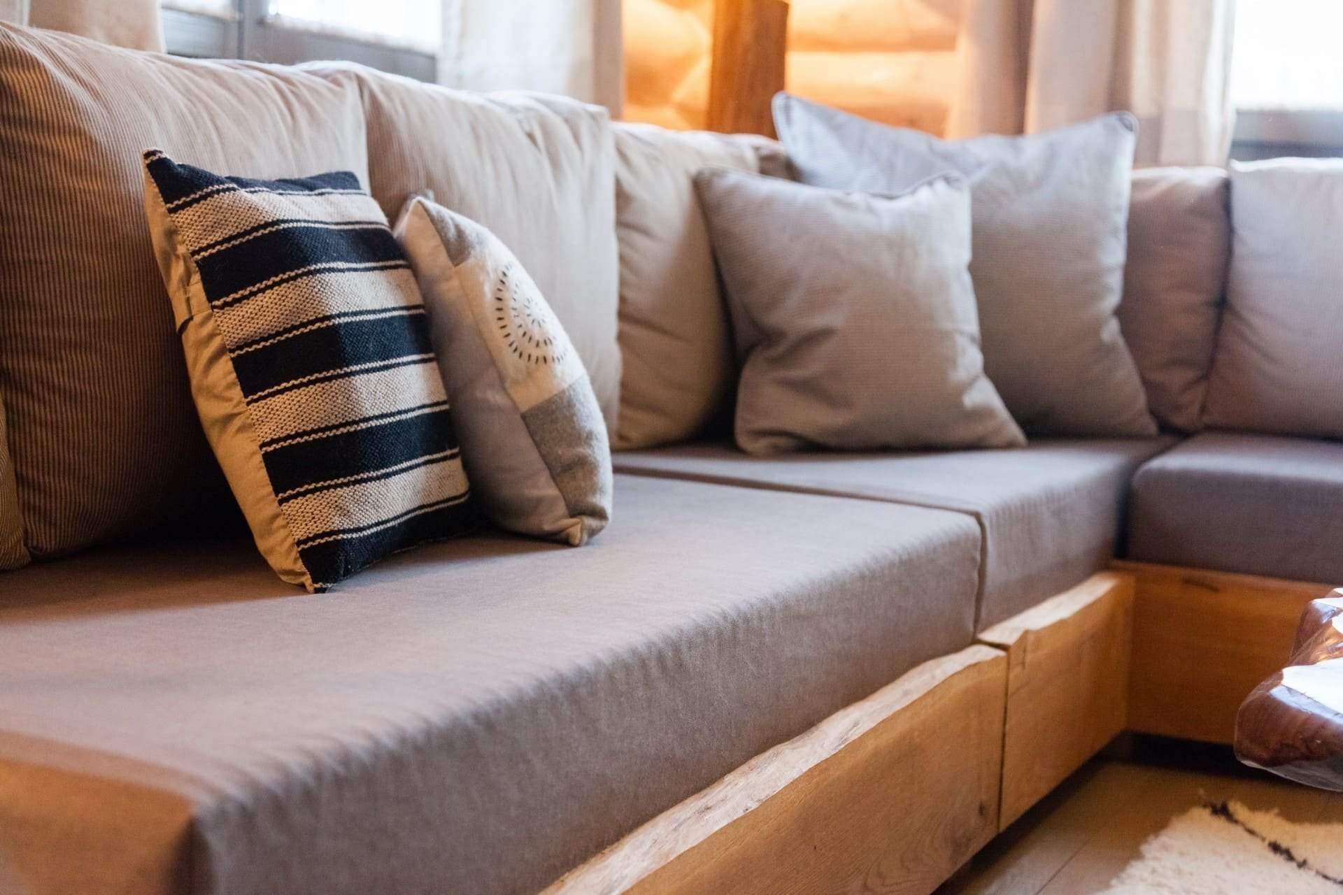 Útulný interiér srubu na Slovensku