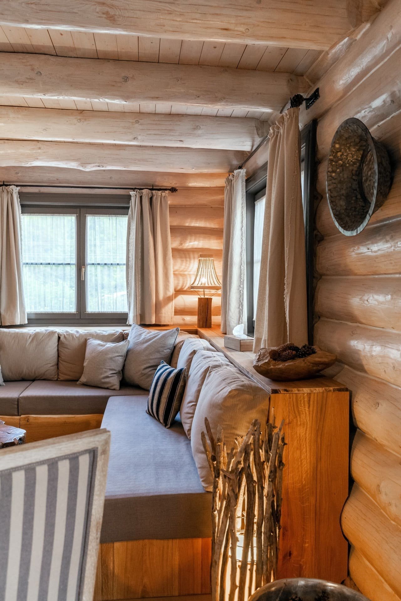 Útulný interiér srubu na Slovensku