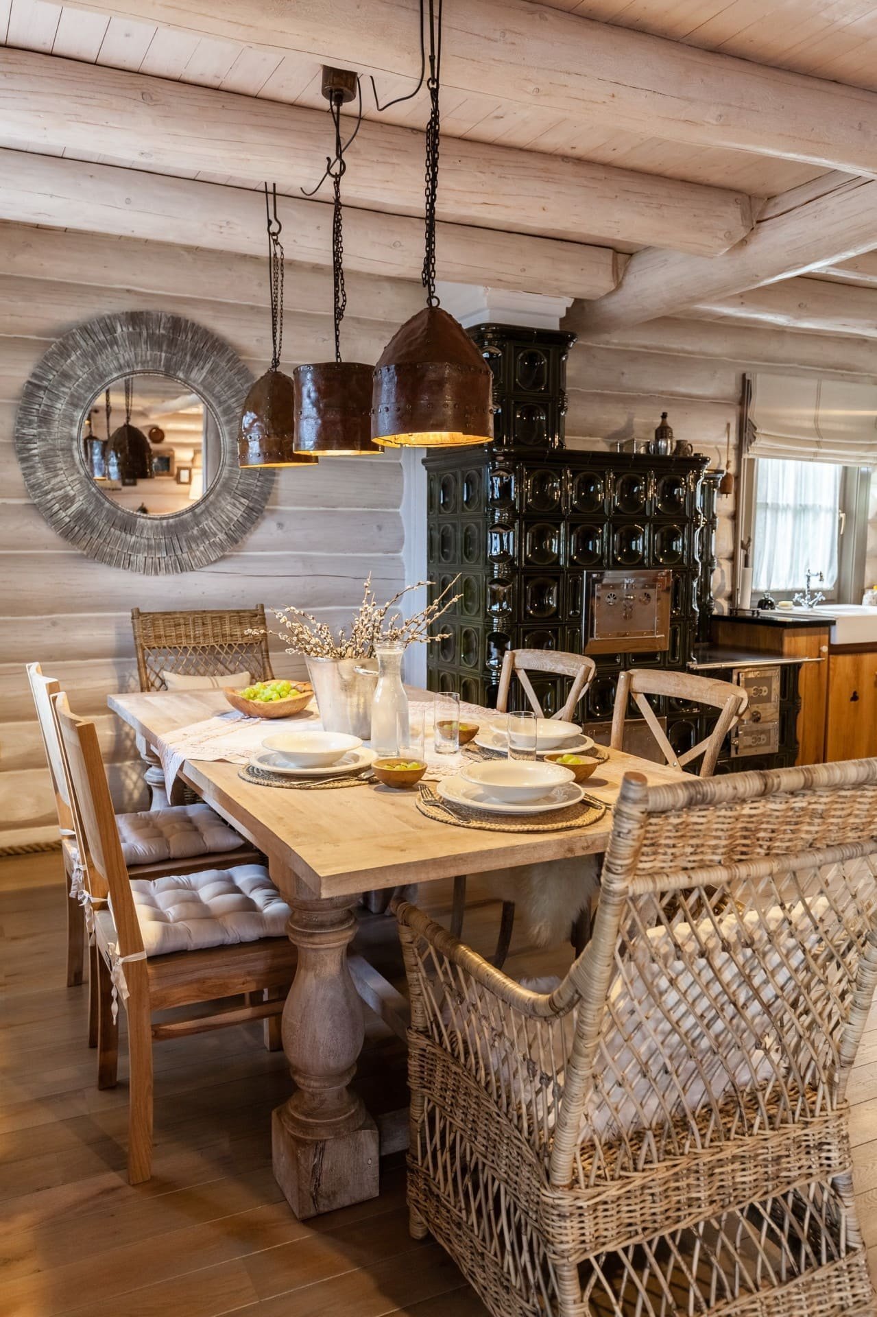 Útulný interiér srubu na Slovensku