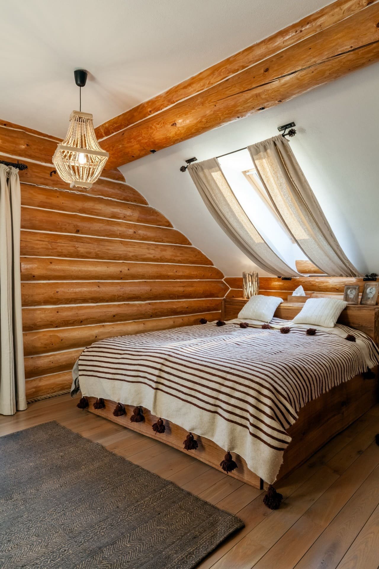 Útulný interiér srubu na Slovensku