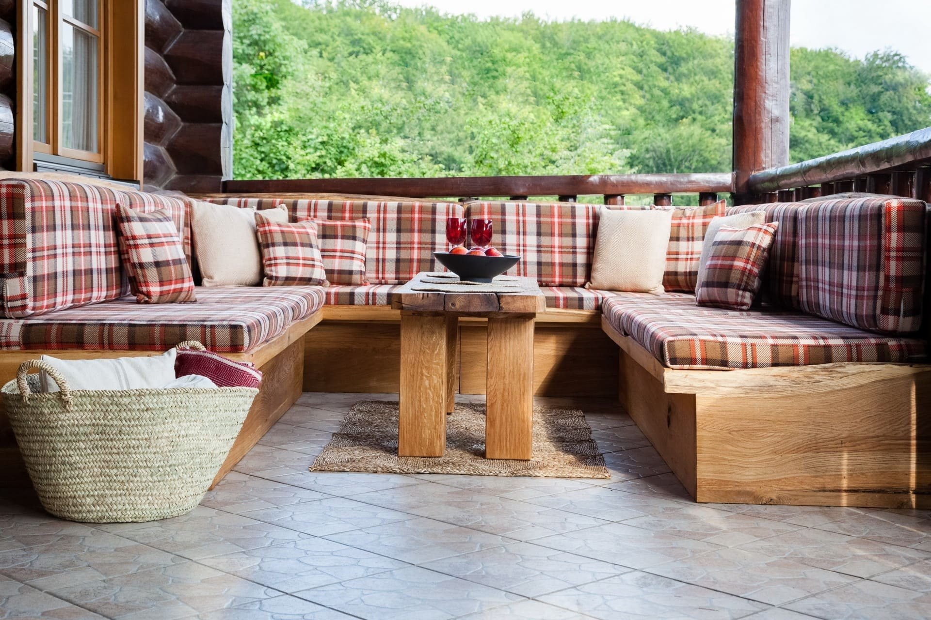 Útulný interiér srubu na Slovensku