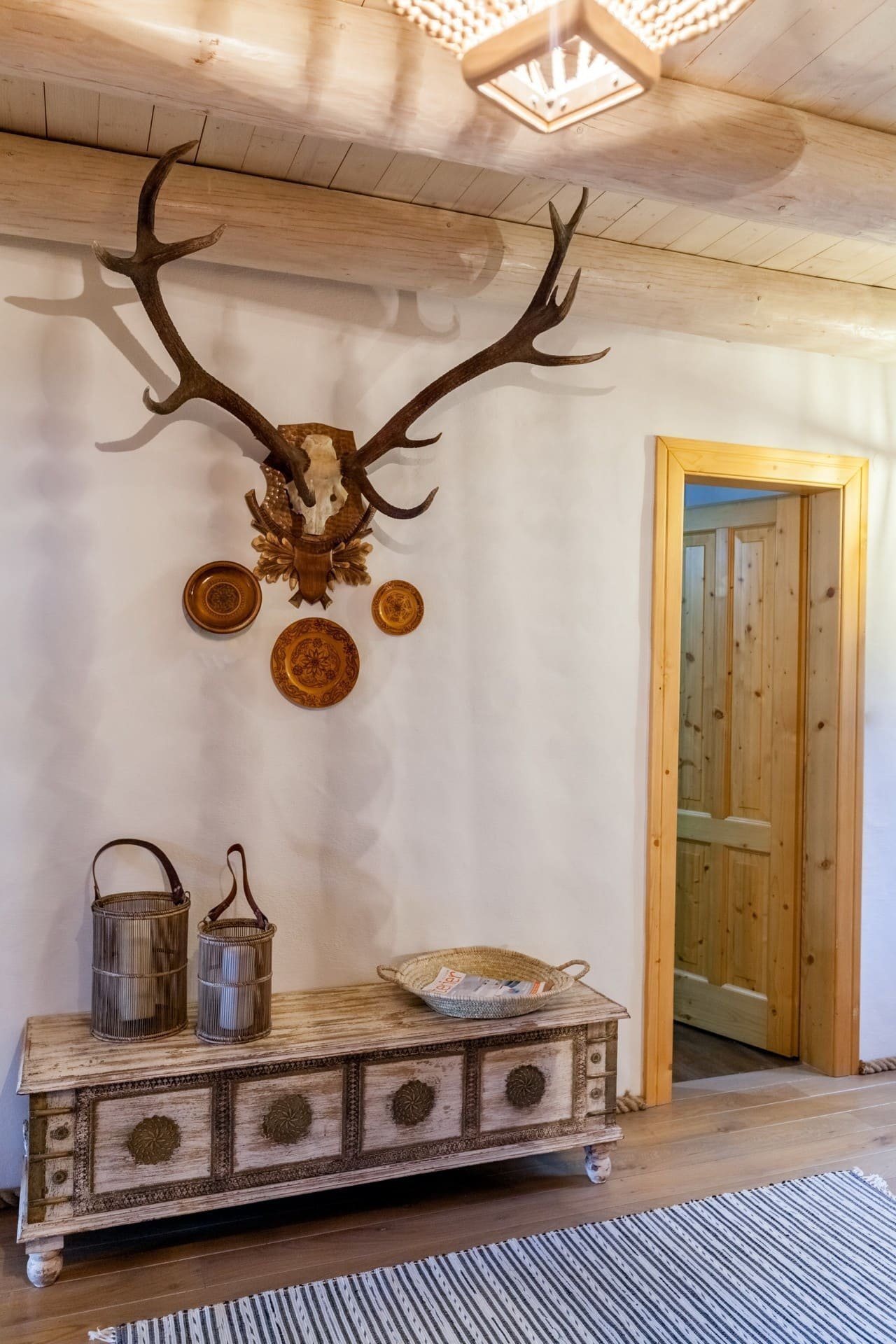 Útulný interiér srubu na Slovensku