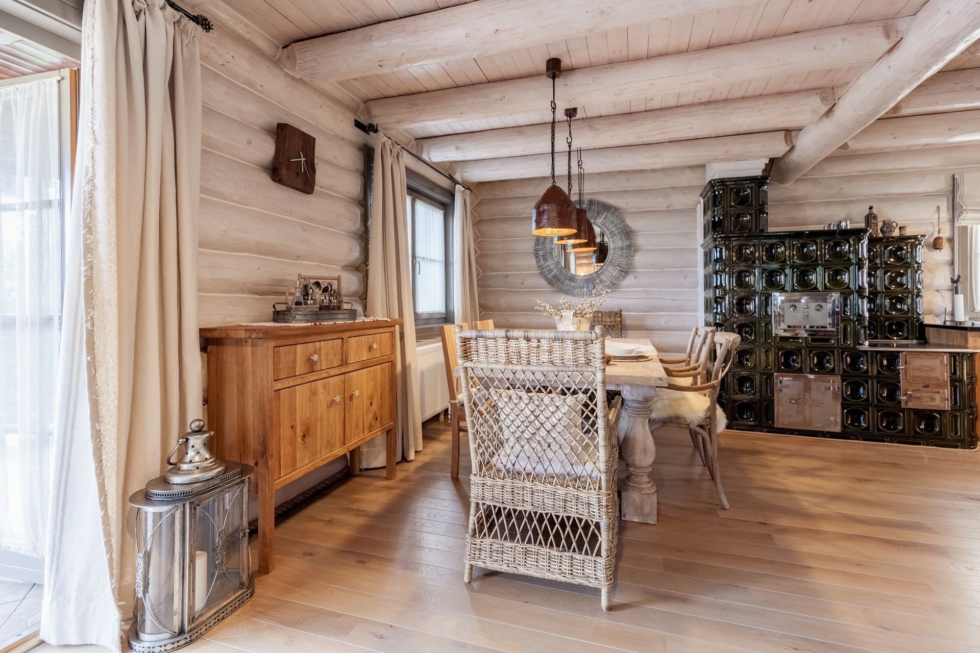 Útulný interiér srubu na Slovensku