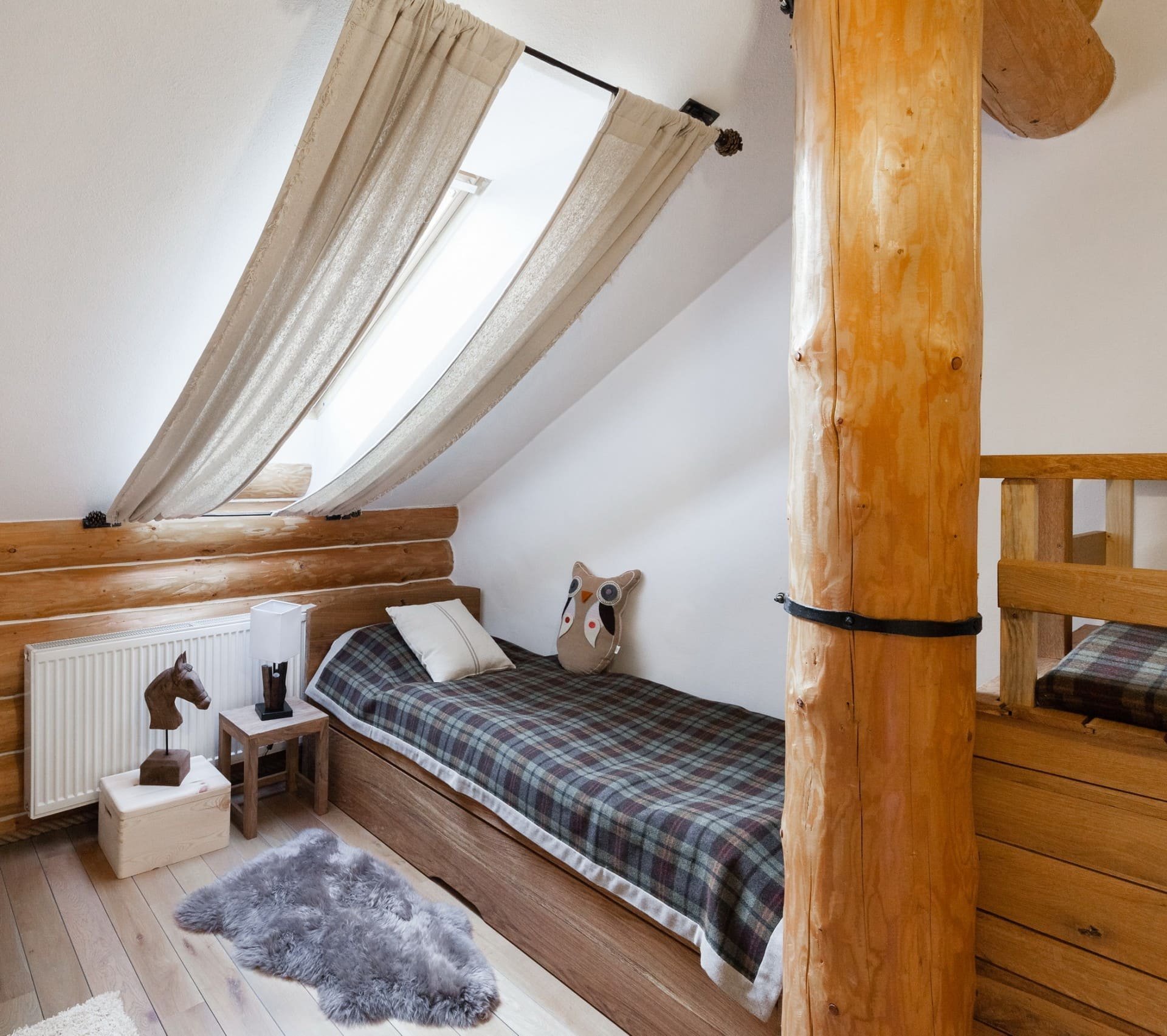 Útulný interiér srubu na Slovensku