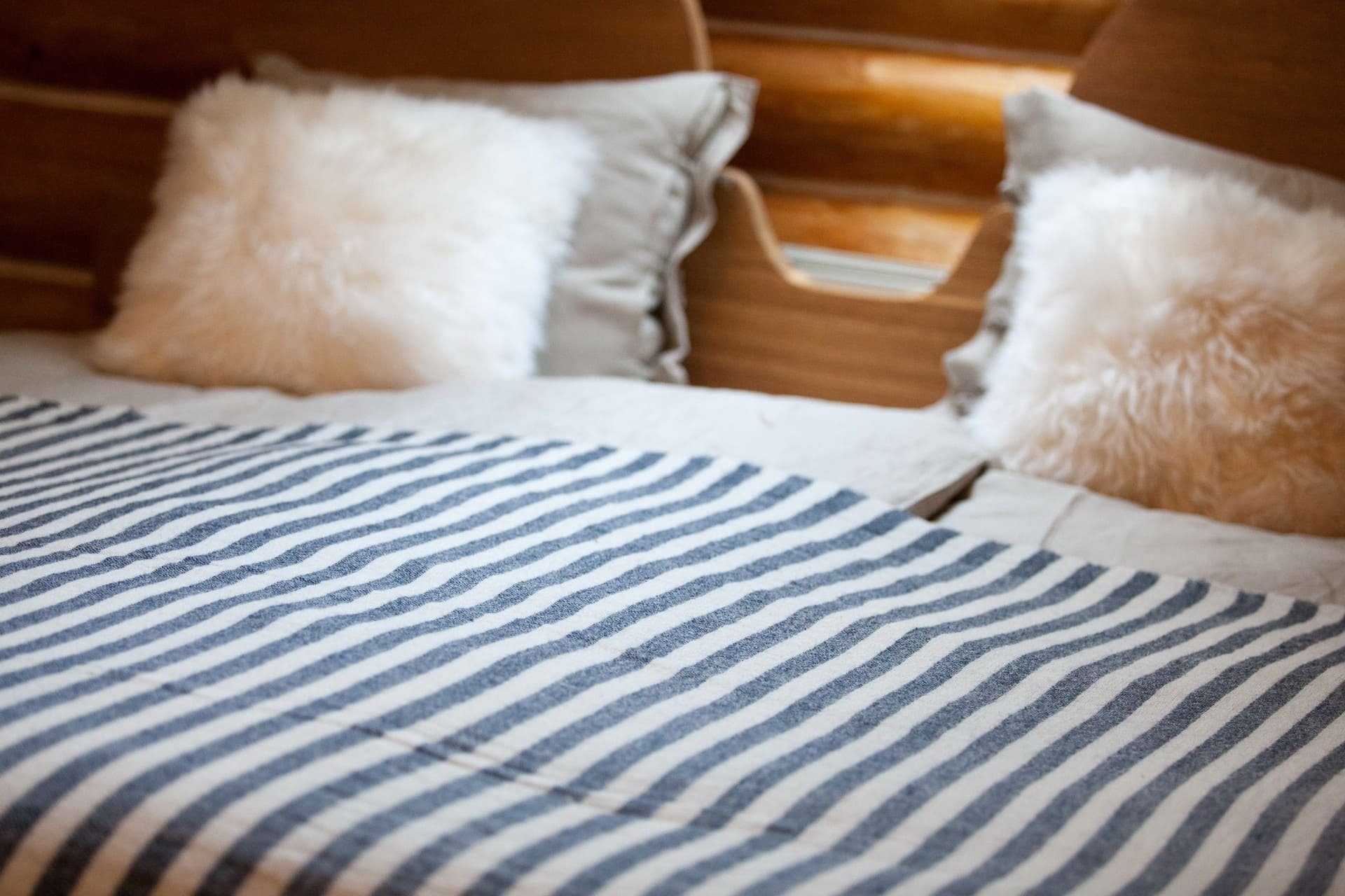 Útulný interiér srubu na Slovensku