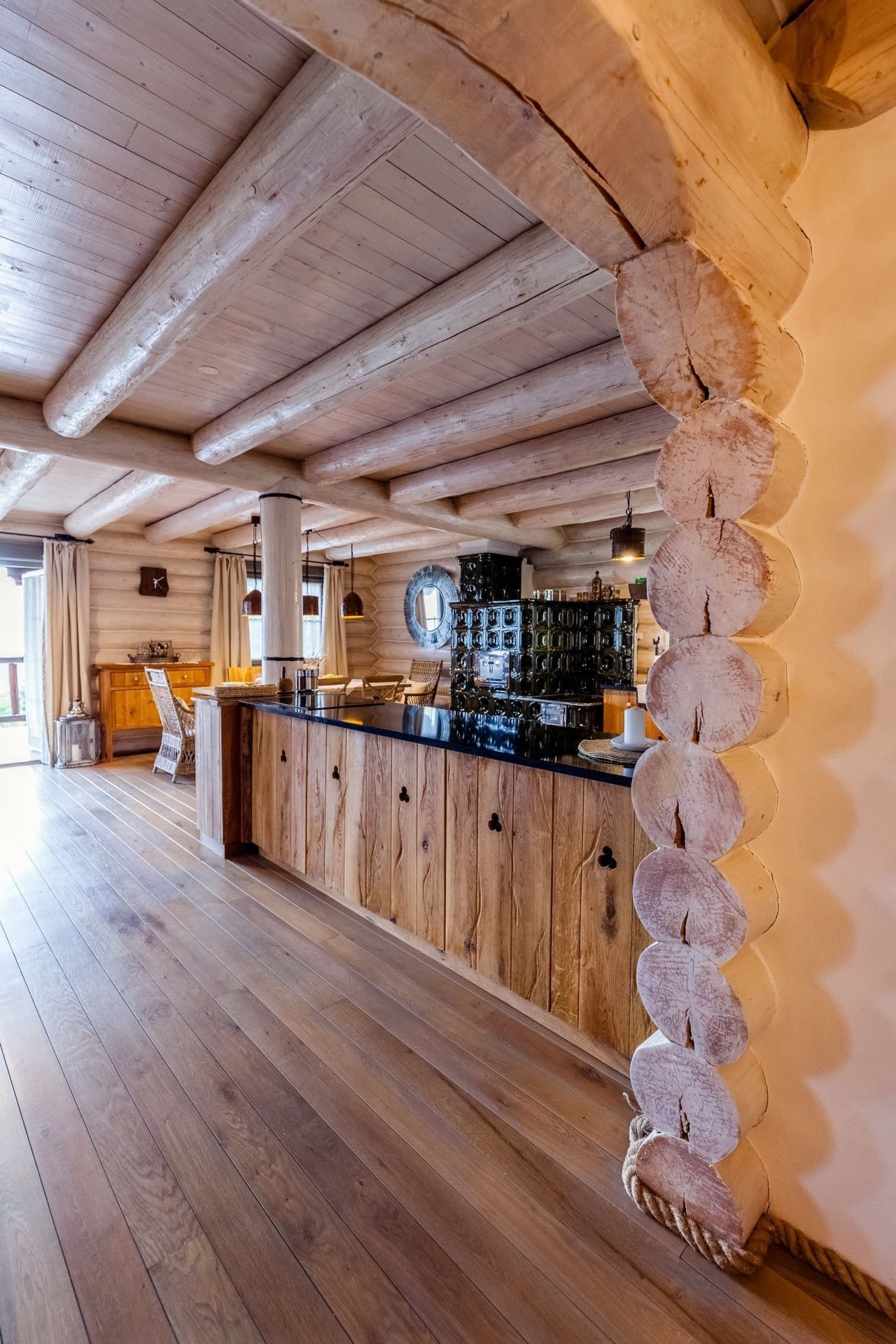 Útulný interiér srubu na Slovensku