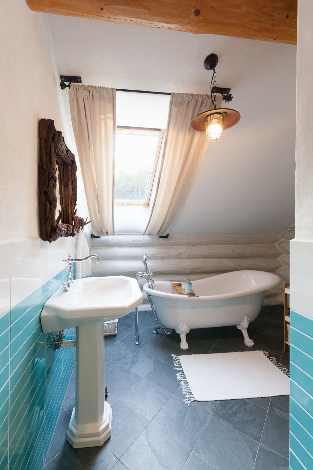 Útulný interiér srubu na Slovensku