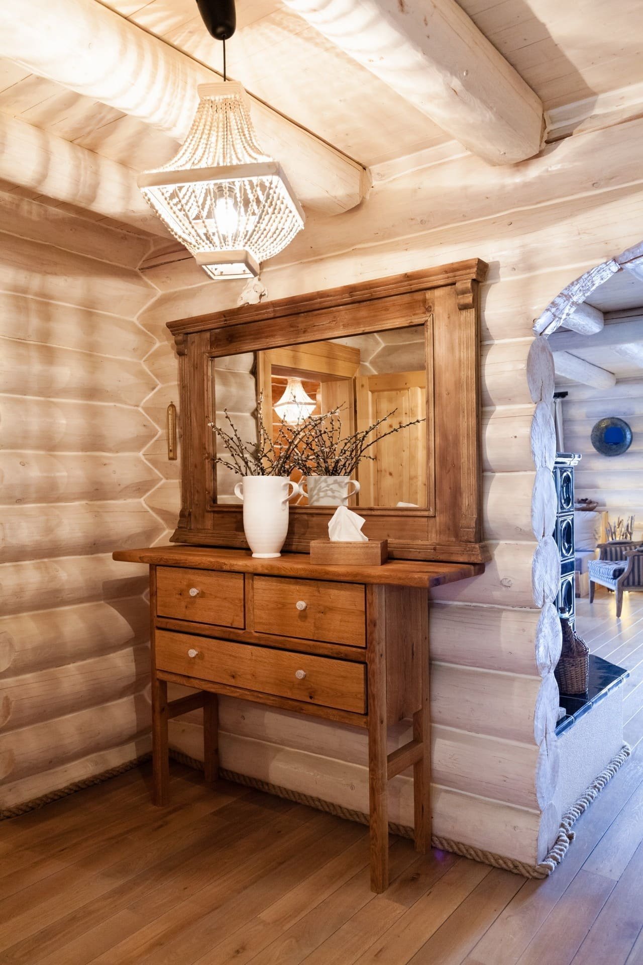 Útulný interiér srubu na Slovensku