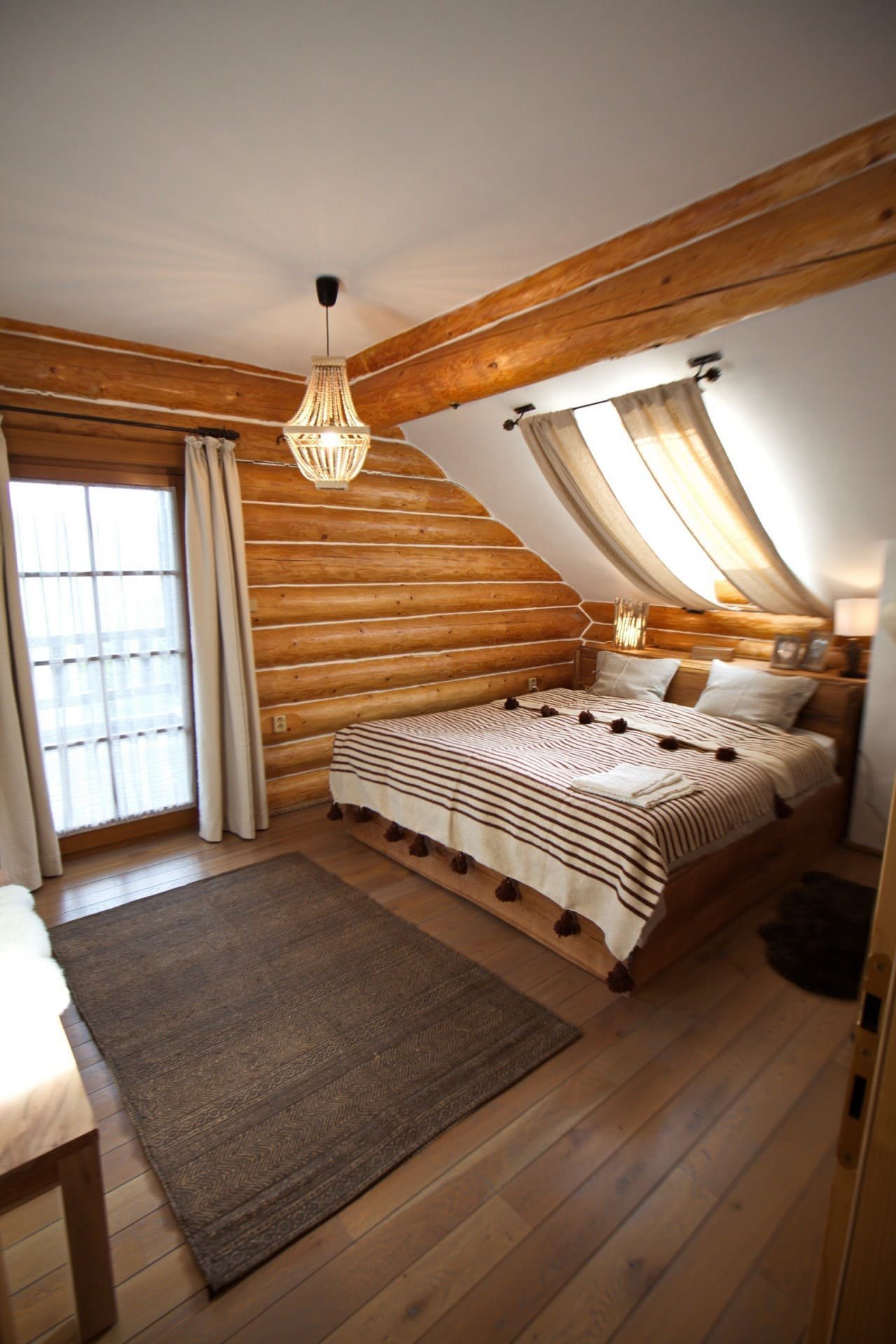 Útulný interiér srubu na Slovensku