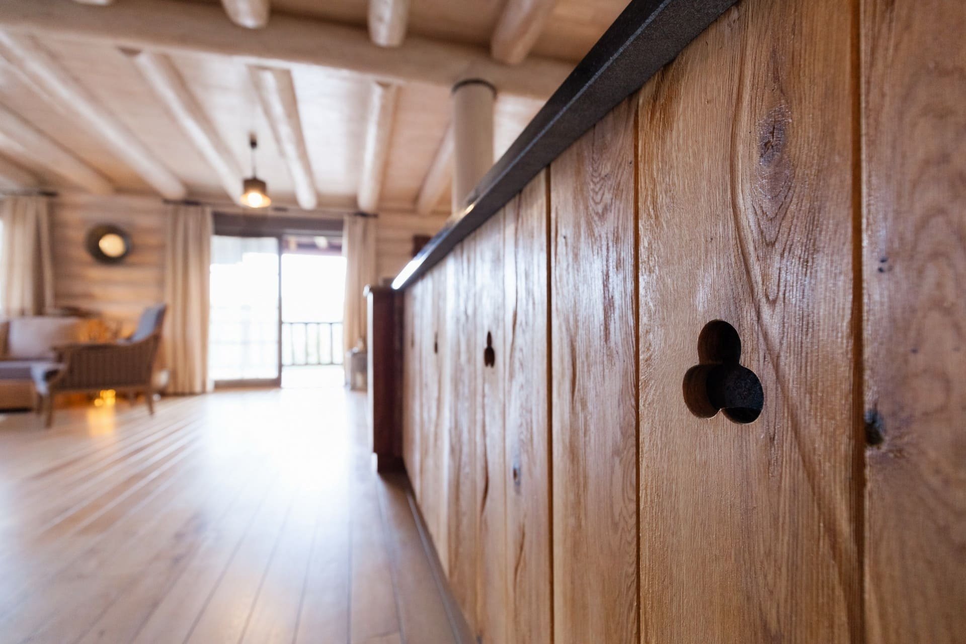 Útulný interiér srubu na Slovensku