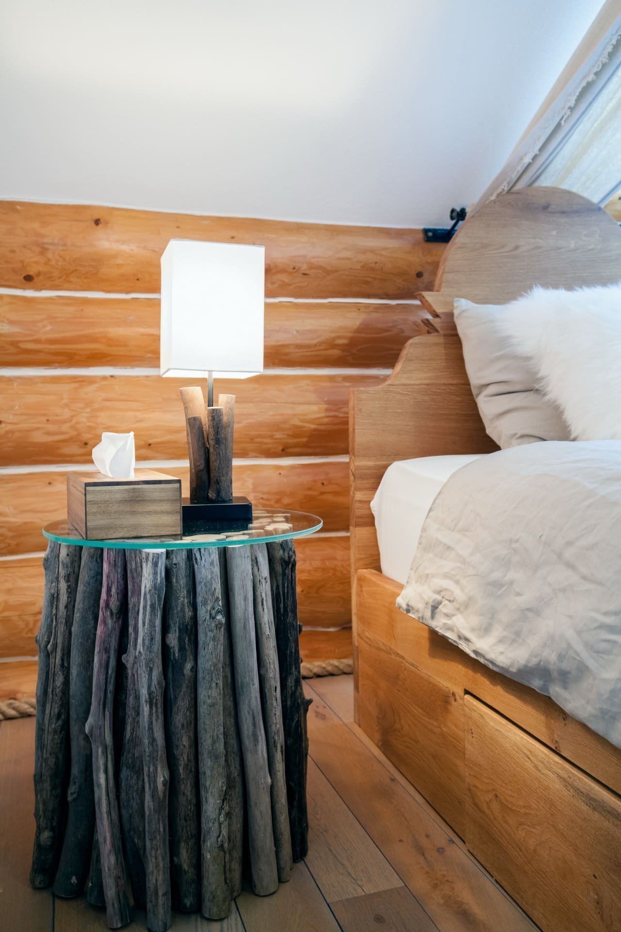 Útulný interiér srubu na Slovensku