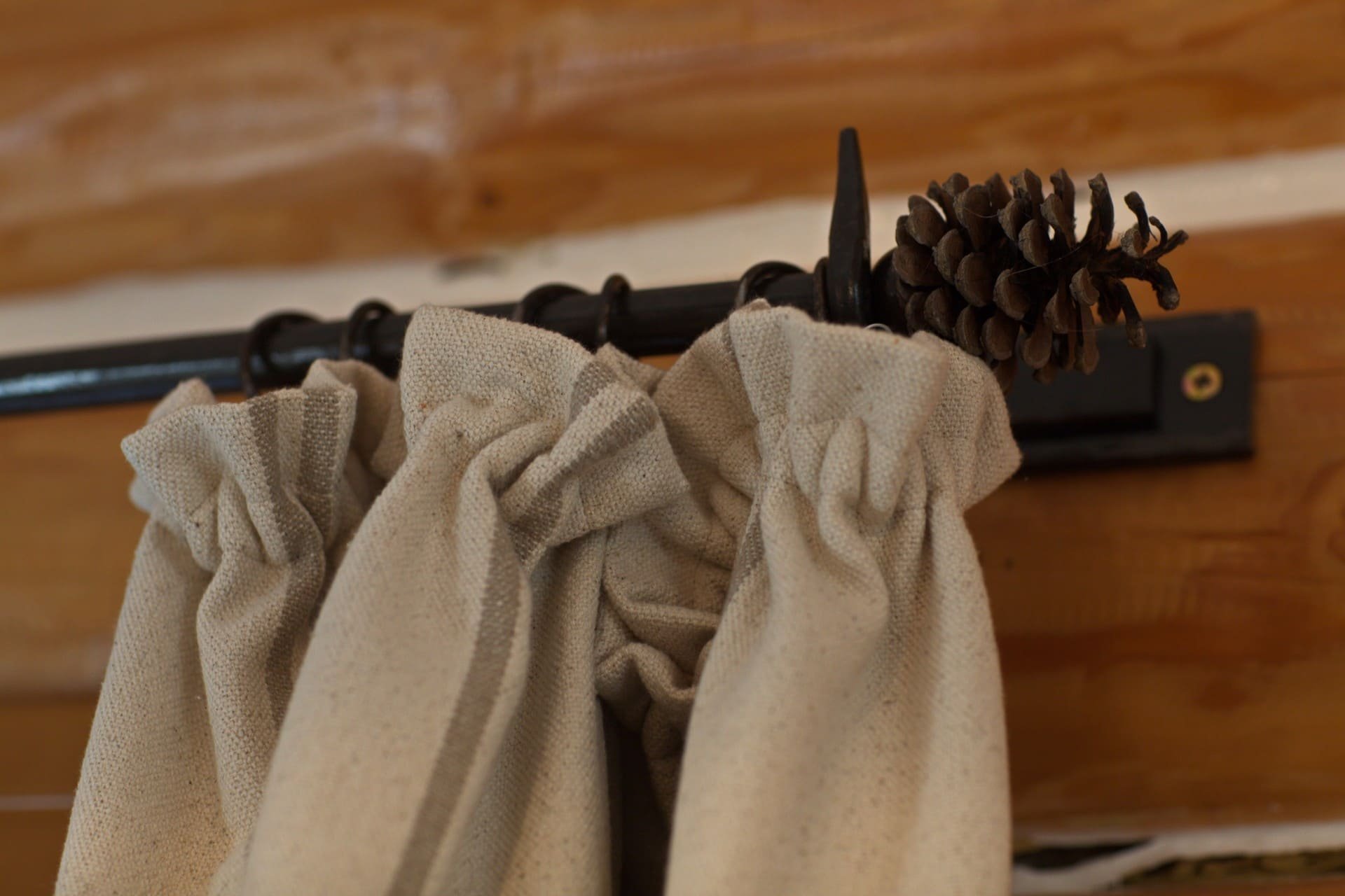 Útulný interiér srubu na Slovensku