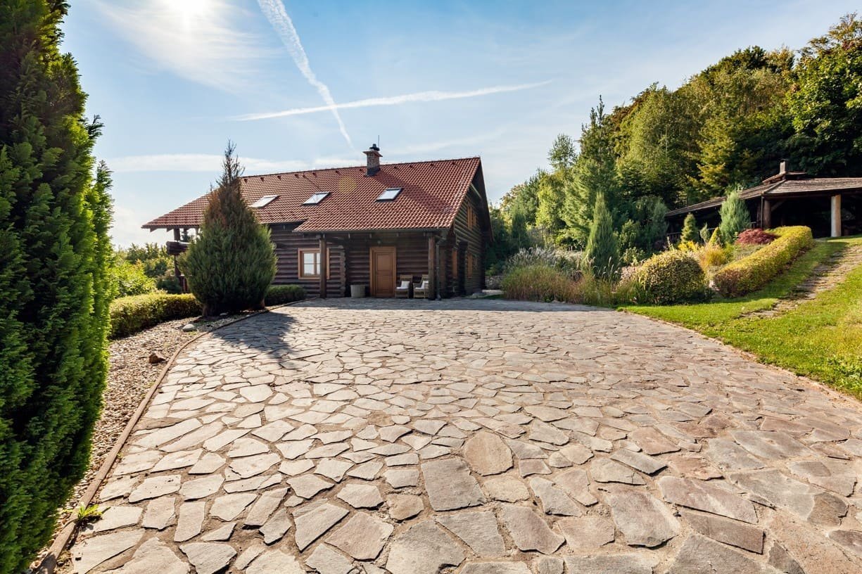 Útulný interiér srubu na Slovensku