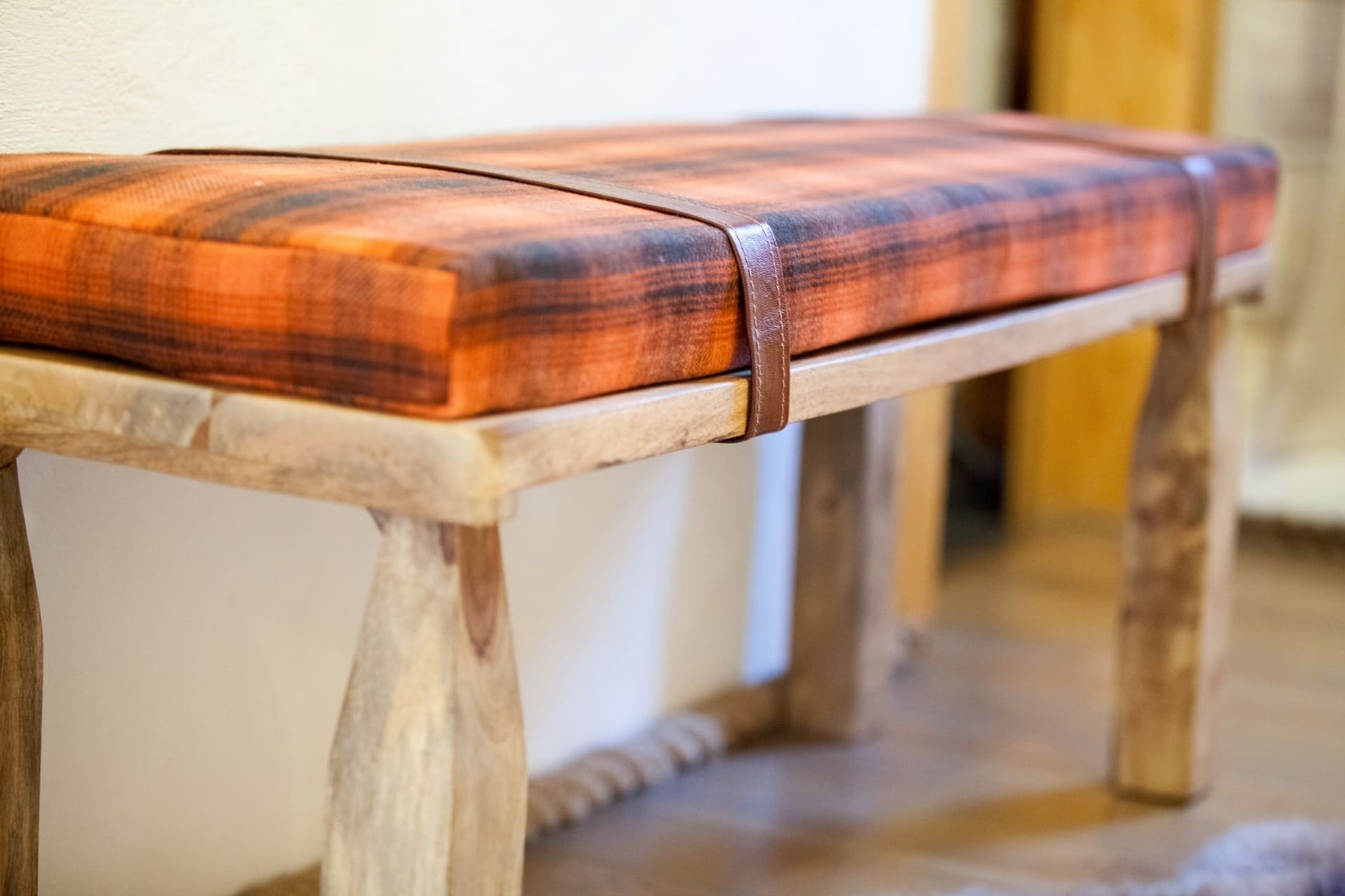 Útulný interiér srubu na Slovensku