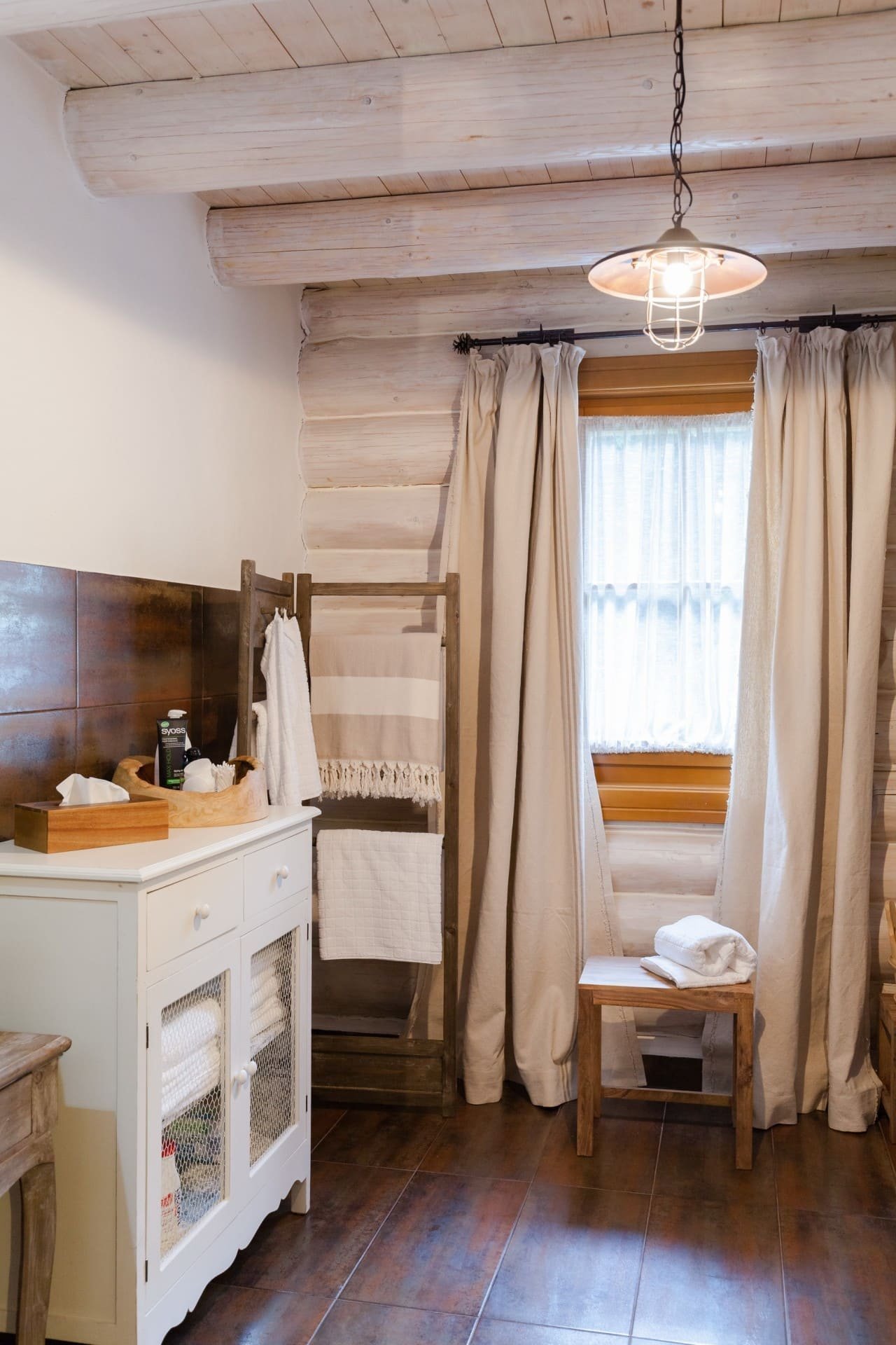 Útulný interiér srubu na Slovensku