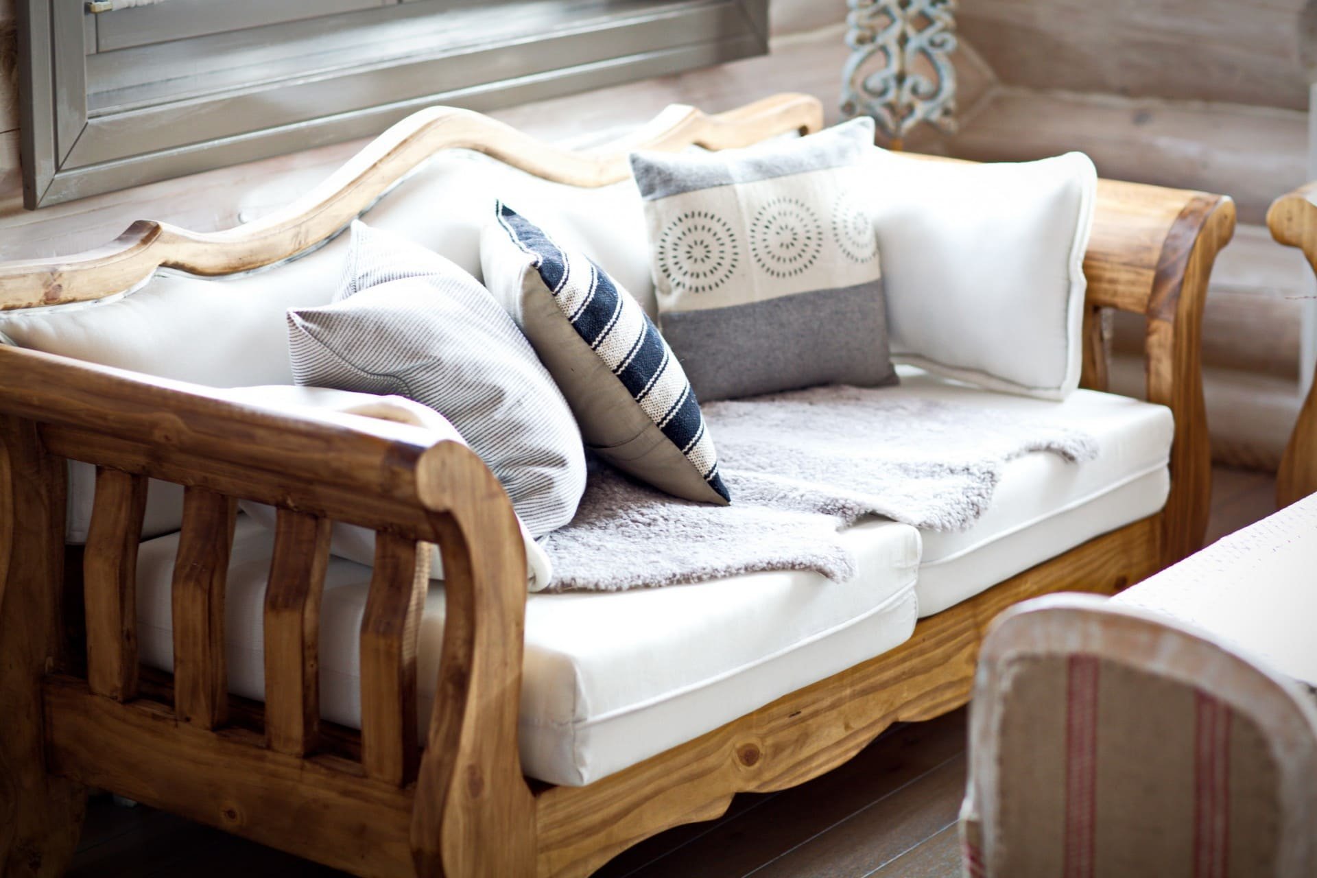 Útulný interiér srubu na Slovensku