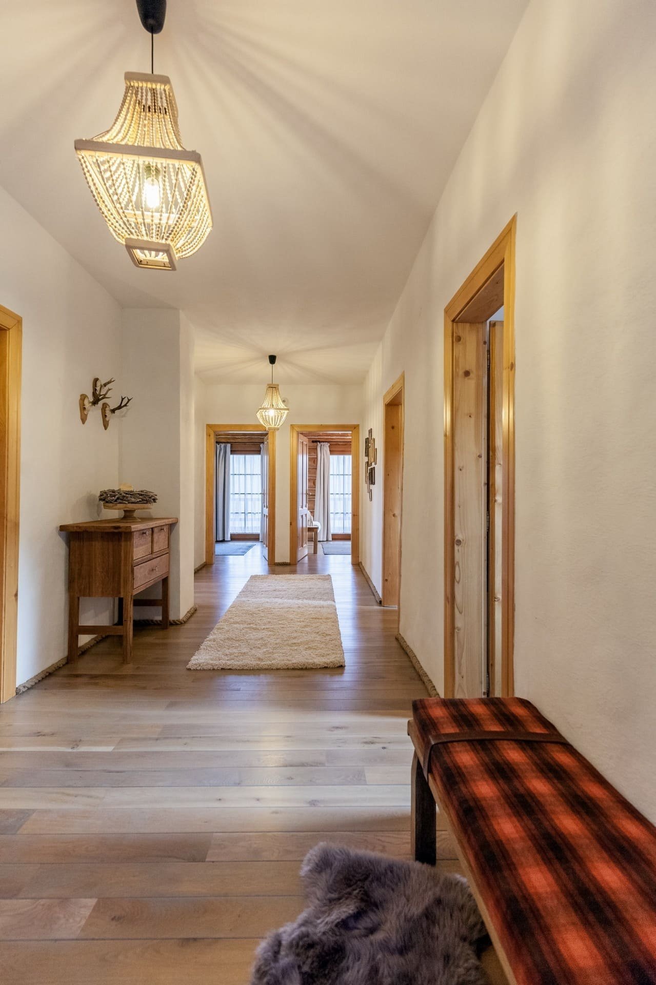 Útulný interiér srubu na Slovensku